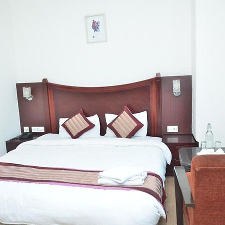 Ddr Hotel Residency Ґурґаон Екстер'єр фото