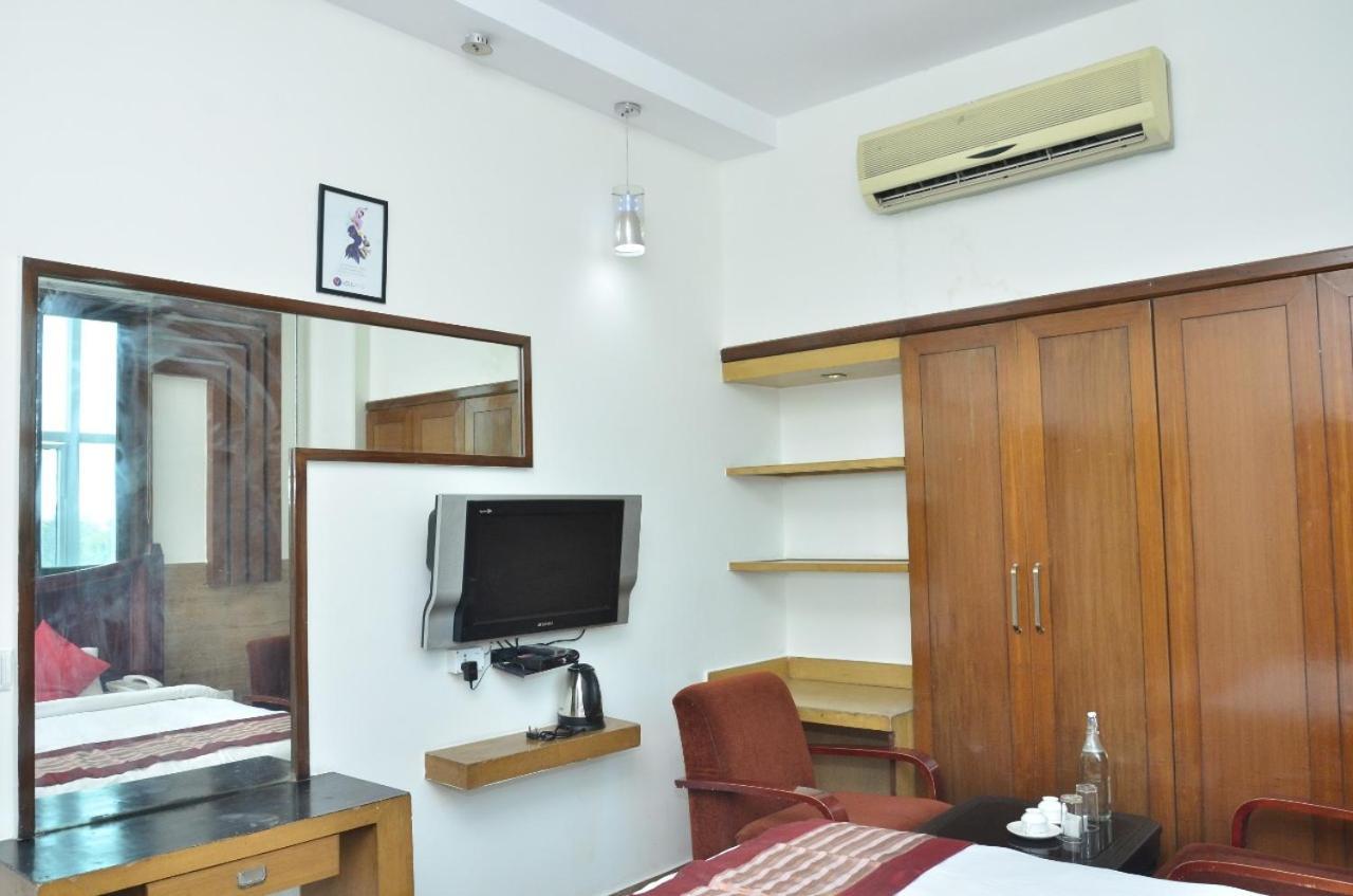 Ddr Hotel Residency Ґурґаон Екстер'єр фото