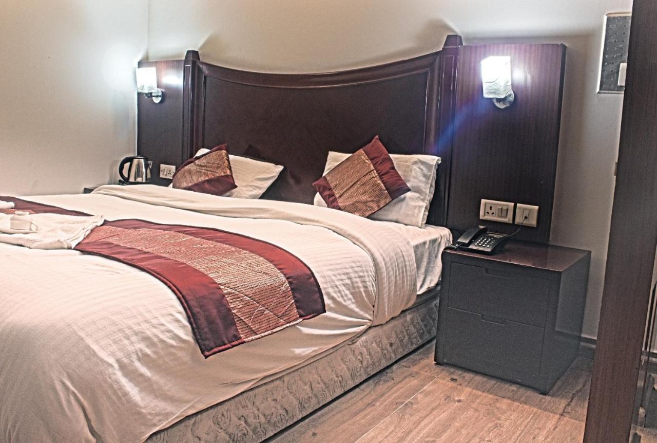 Ddr Hotel Residency Ґурґаон Екстер'єр фото