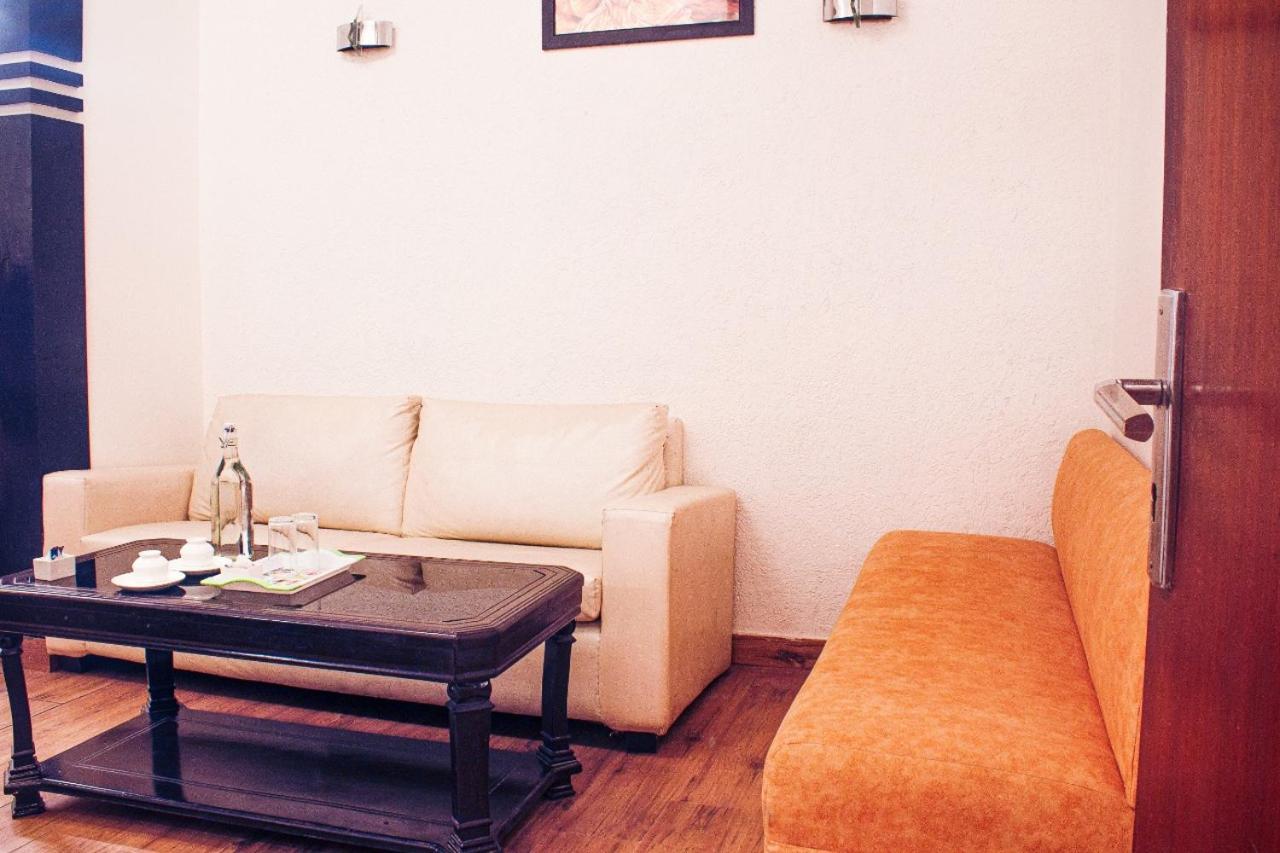 Ddr Hotel Residency Ґурґаон Екстер'єр фото